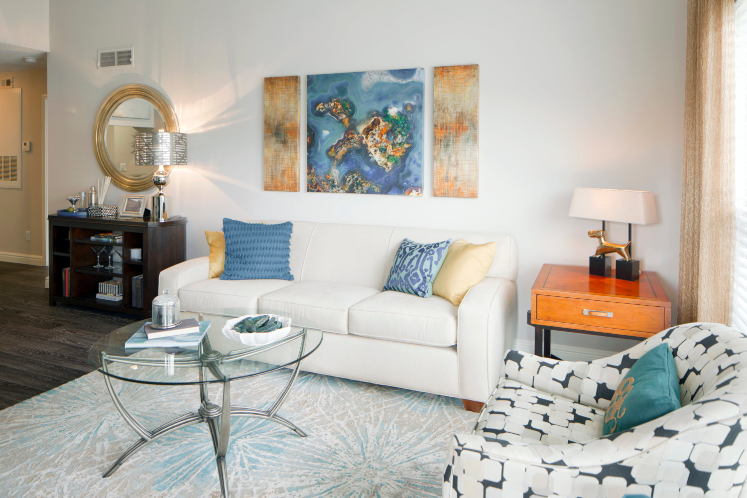 2820002_4_Spaciousandcontemporarylivingareas.jpg 2820002_4_Spaciousandcontemporarylivingareas.jpg