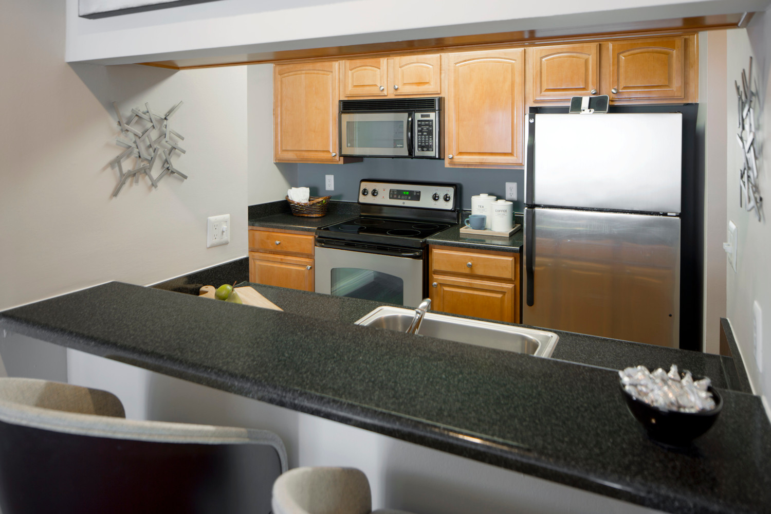 2820004_6_Amplekitchenspacewithmaplecabinetryanddarkquartzcountertops.jpg 2820004_6_Amplekitchenspacewithmaplecabinetryanddarkquartzcountertops.jpg