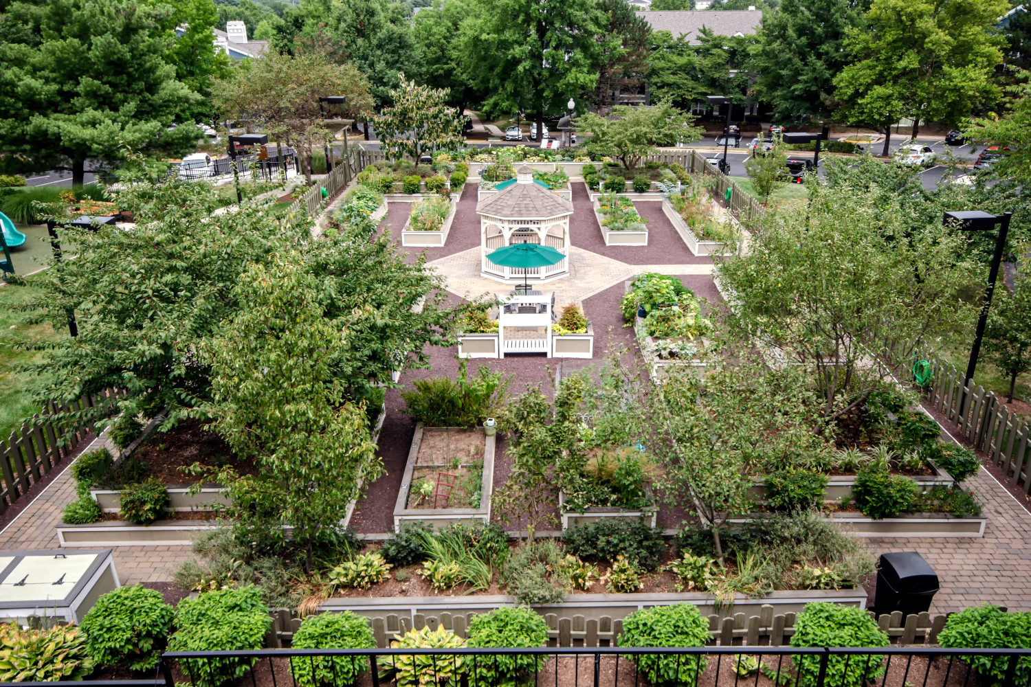 2820037_39_Enjoyascenicwalkthroughthegarden.jpg 2820037_39_Enjoyascenicwalkthroughthegarden.jpg