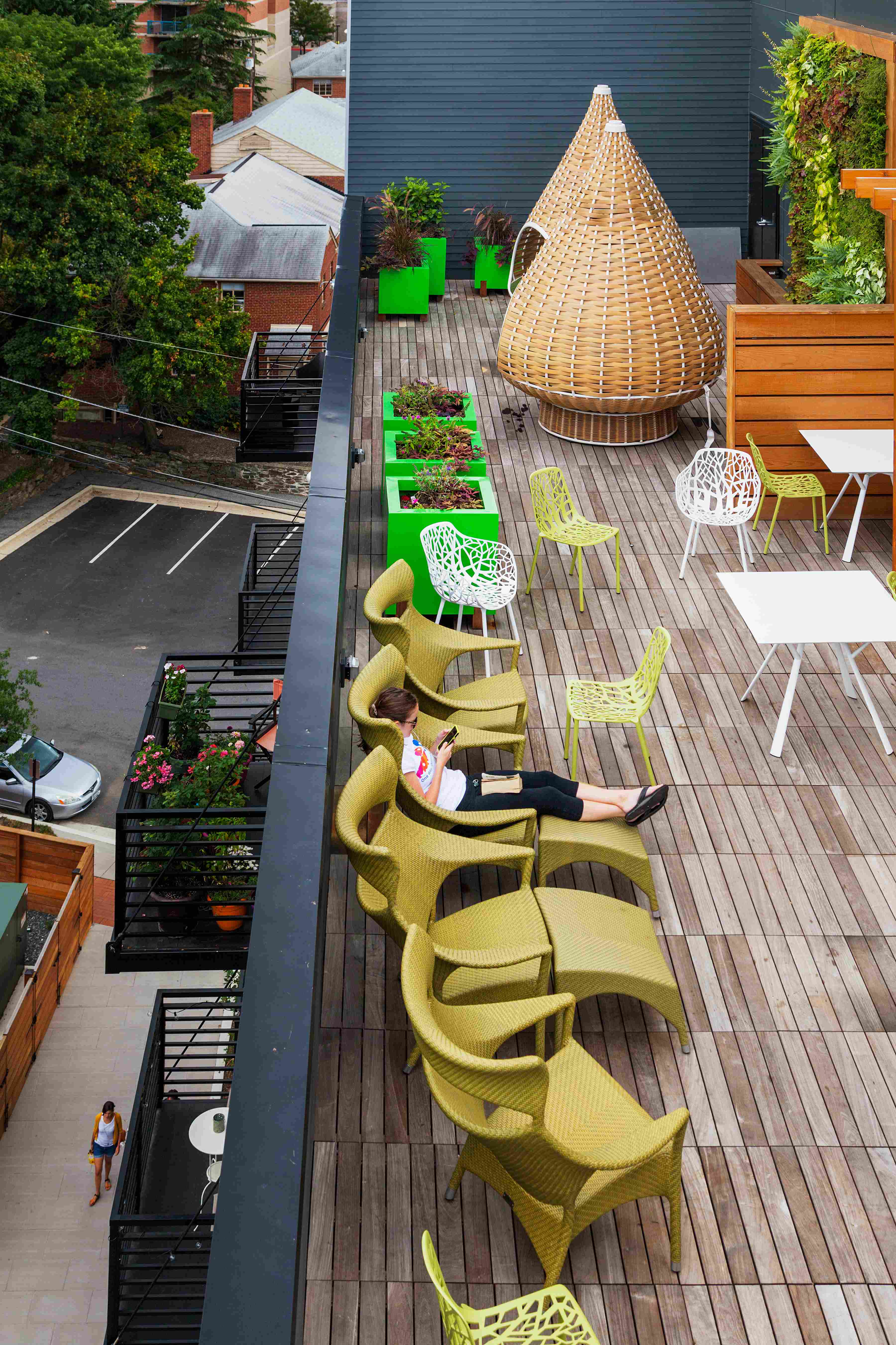 7355_Fenwick_Ext_Amenities_GreenCourtyard_Oct2015.jpg 7355_Fenwick_Ext_Amenities_GreenCourtyard_Oct2015.jpg
