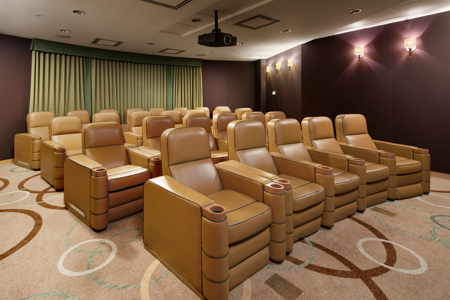 2819013_22InstrataPC_Int_MovieTheater_Oct2014.jpg