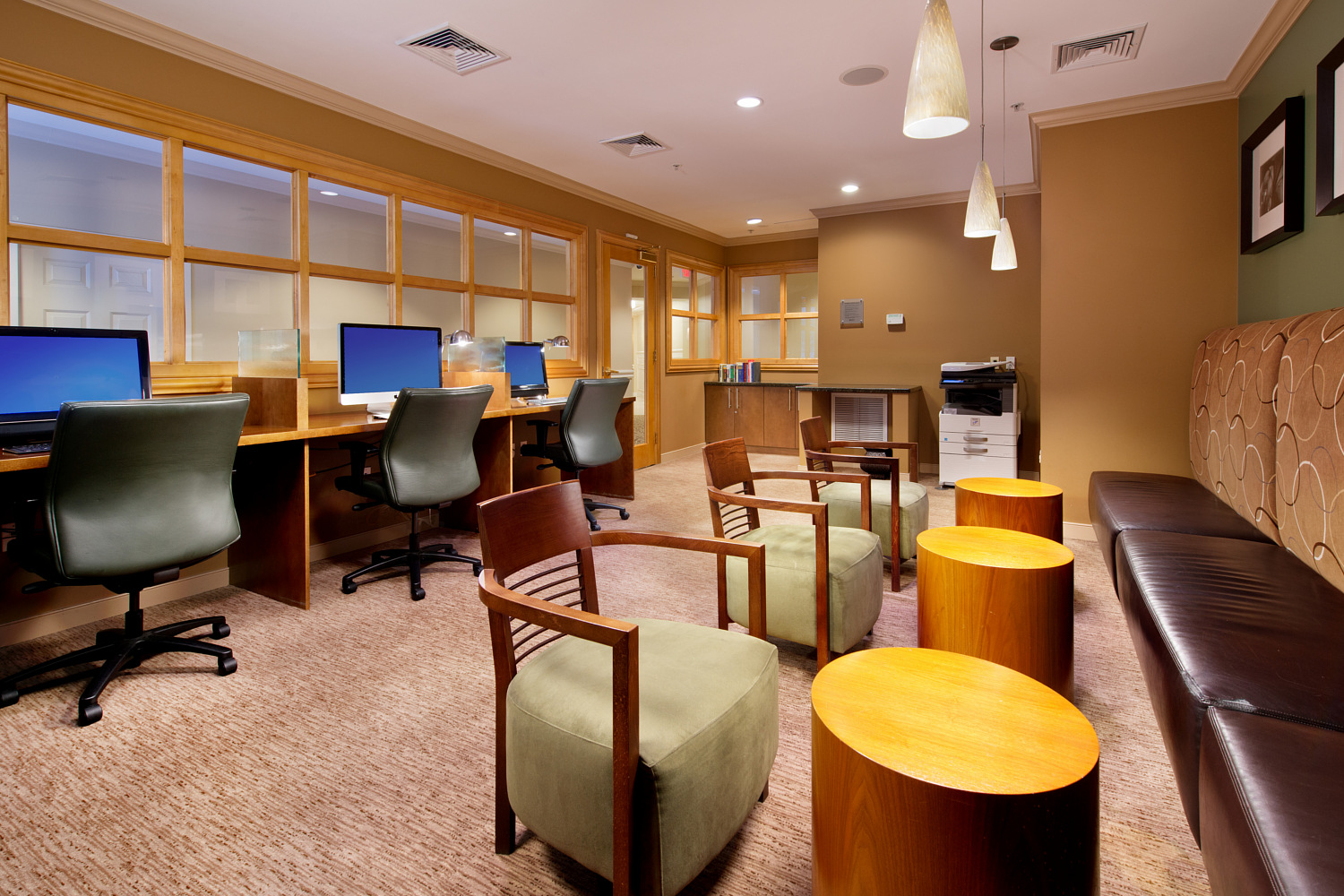 2819020_25InstrataPC_Int_BusinessCenter_Oct2014.jpg