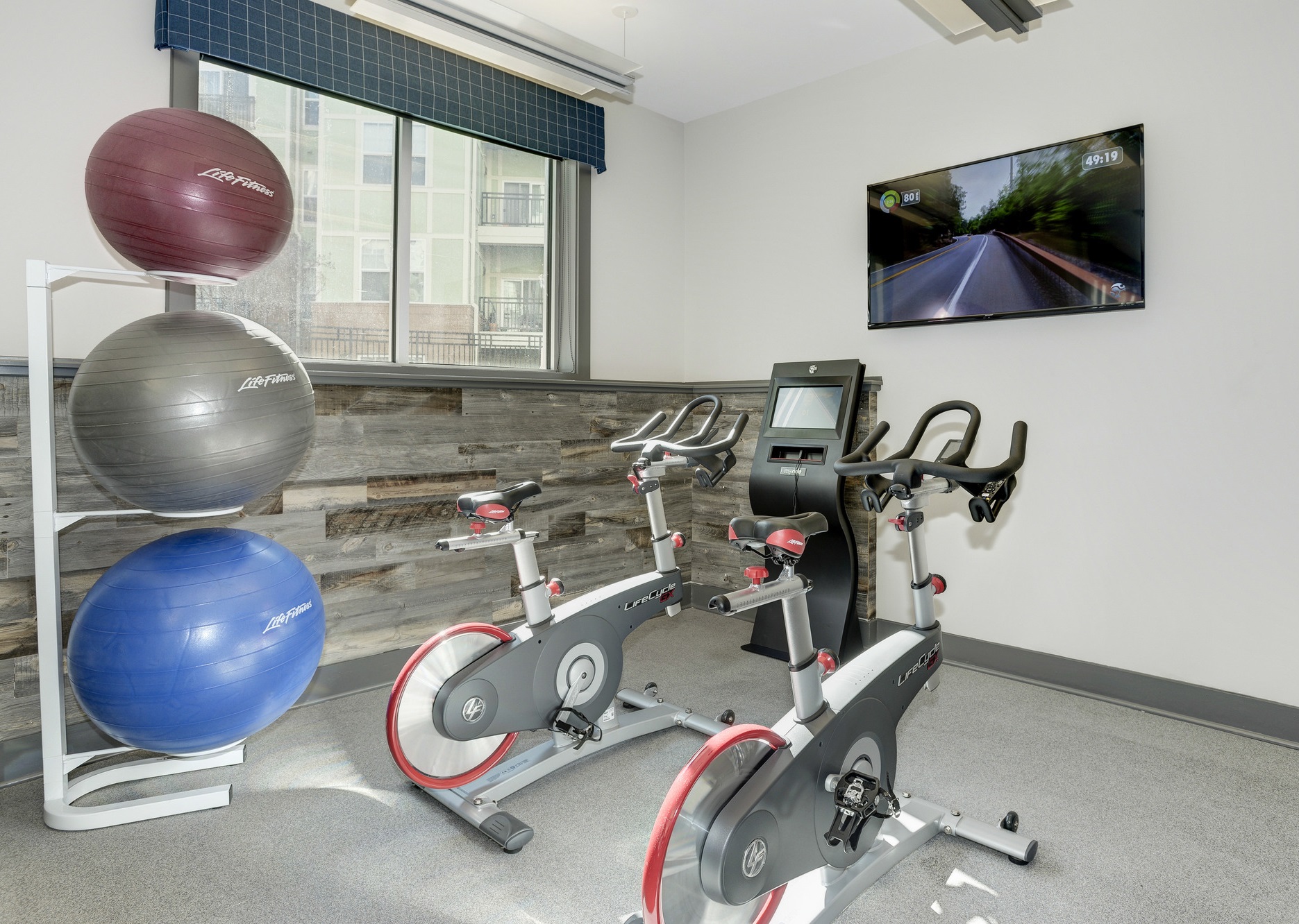 2055_800Carlyle_Int_Amenities_FitnessBikes_2.15.jpg 2055_800Carlyle_Int_Amenities_FitnessBikes_2.15.jpg